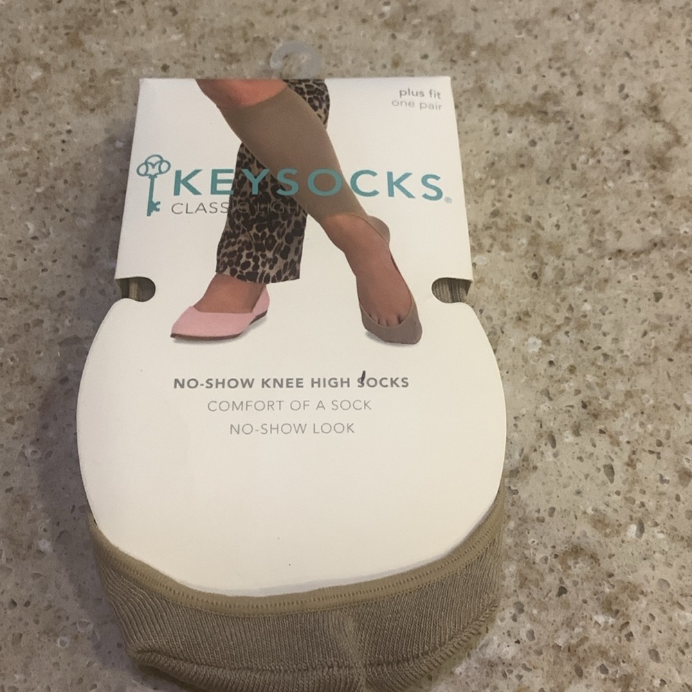 NWT Keysocks Weekend  No-Show Knee High Socks Plus Fit